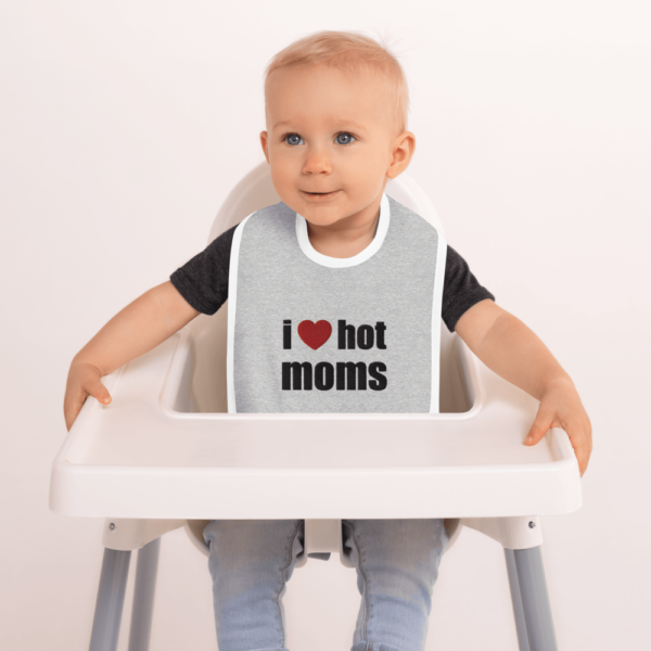 baby in i love hot moms grey bib